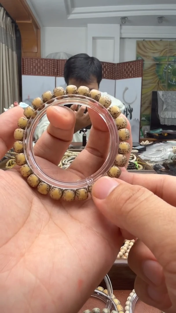 吊坠星月菩提琦****?鸡油黄卡9河豚手串