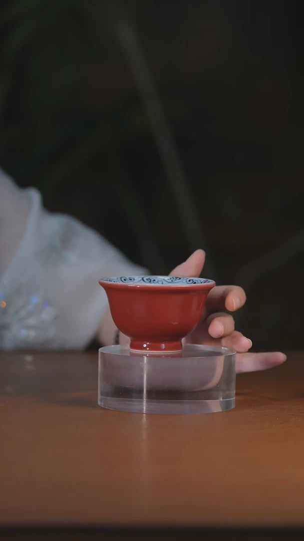 红釉内绘松竹梅压手杯