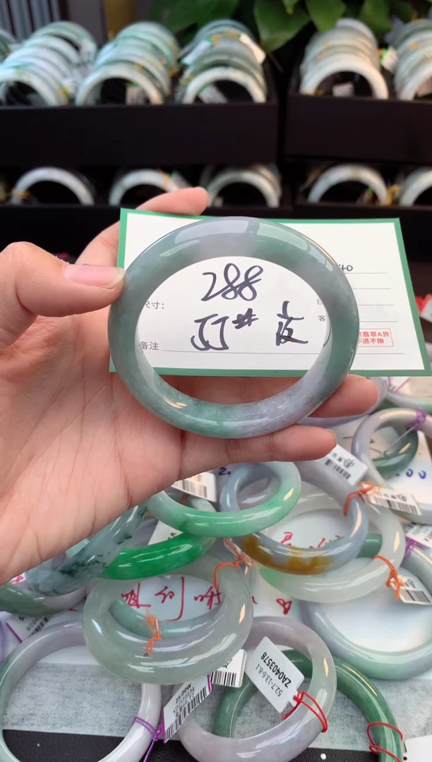 未镶嵌定制翡翠毛货需精细抛光+多人