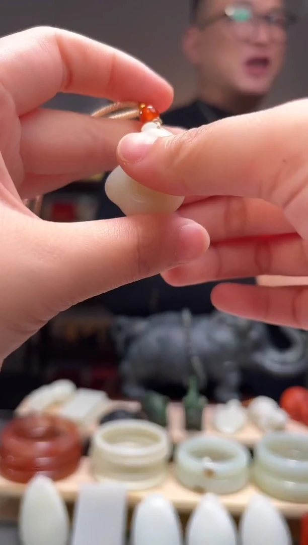 颈饰未镶嵌和田玉吊坠