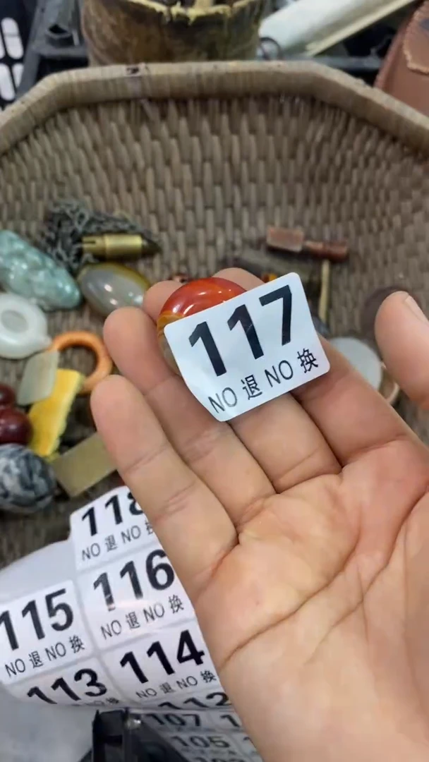 吴*东家具摆件一个