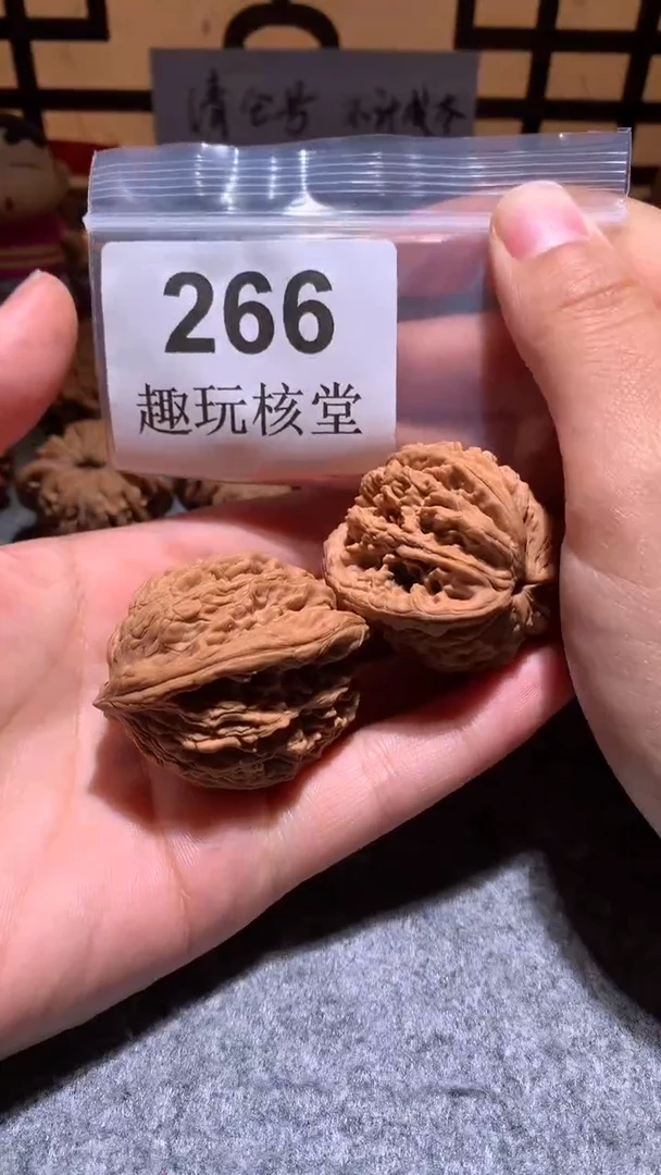把件文玩核桃【趣玩核堂】266 号，40左右虎头