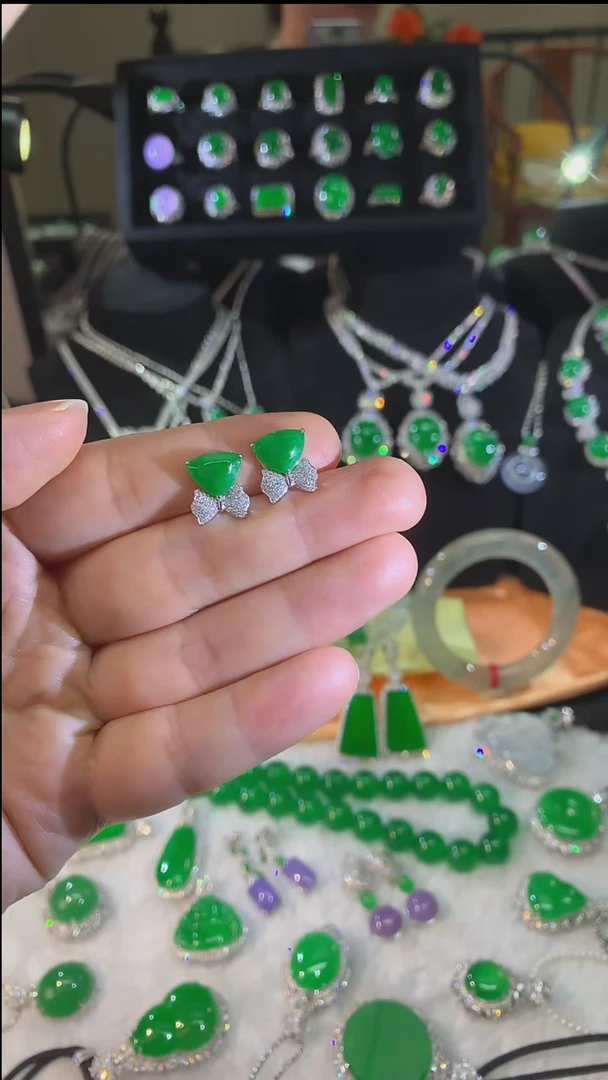 18K金镶嵌翡翠耳饰耳饰