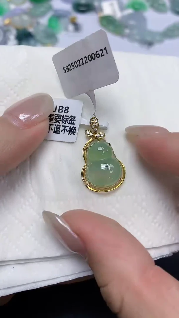 翡翠18K金镶嵌颈饰天然缅甸翡翠A货