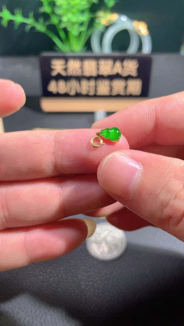 翡翠18K金镶嵌颈饰翡翠