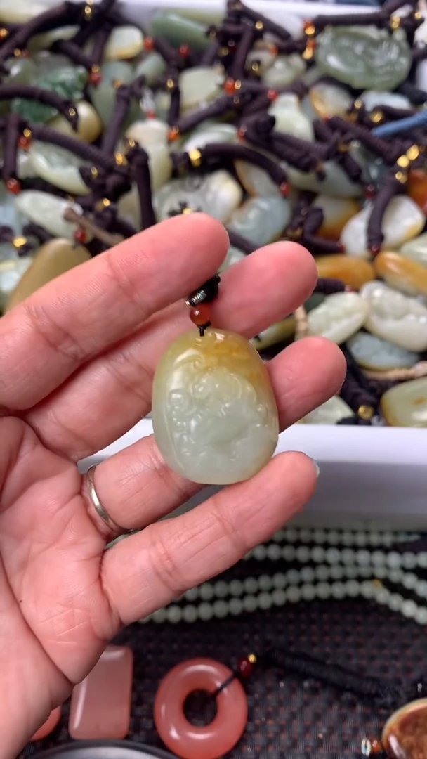 【闪购商品】和田玉颈饰未镶嵌多样性发货没有证书，拍一发一.有瑕