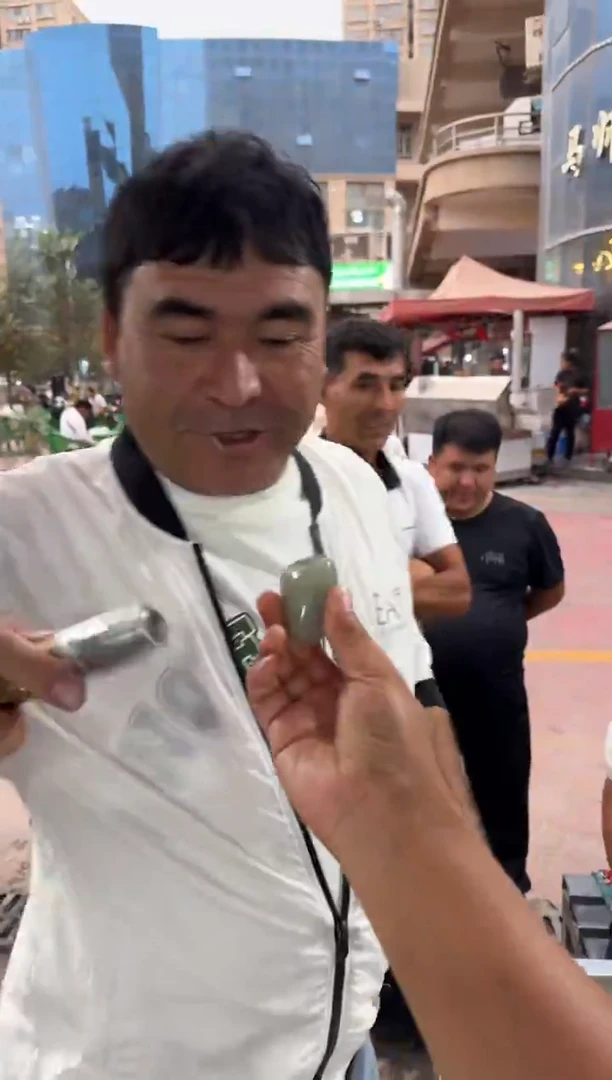 未镶嵌和田玉（糖玉）挂件和田玉