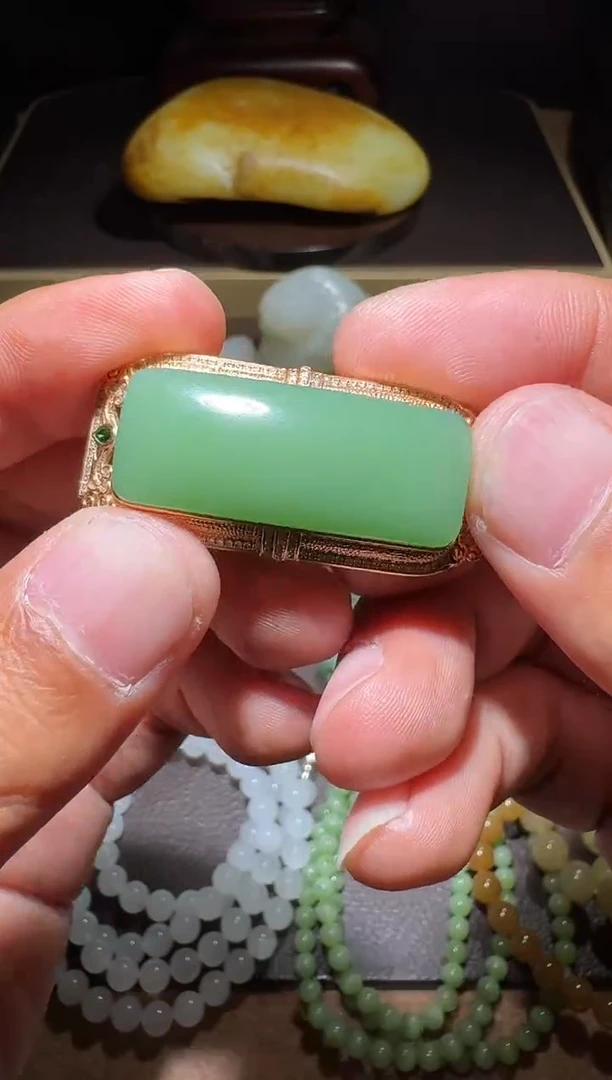 18K金镶嵌和田玉（碧玉）挂件和田玉