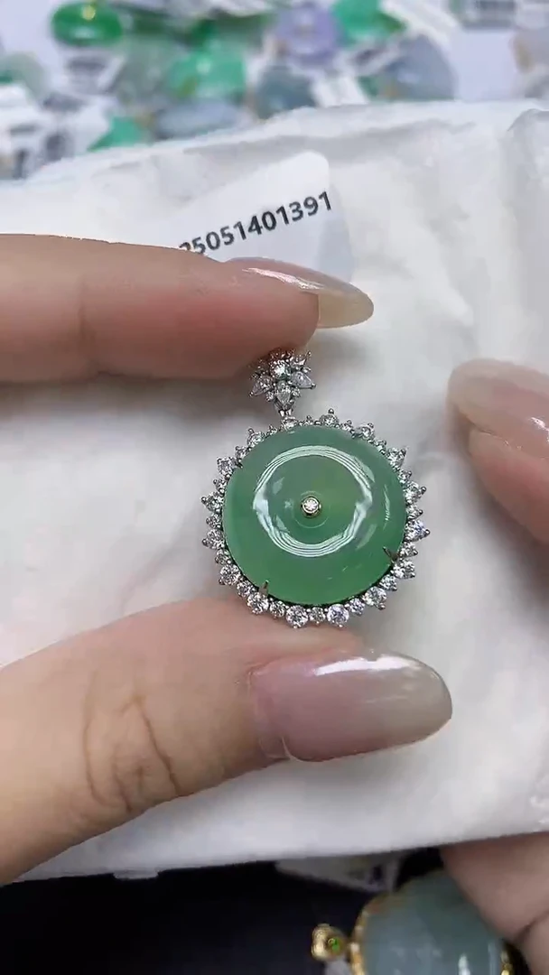 翡翠18K金镶嵌颈饰天然缅甸翡翠A货
