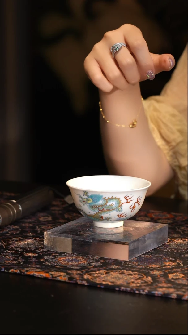 L清閟山房双龙描金斗彩杯
