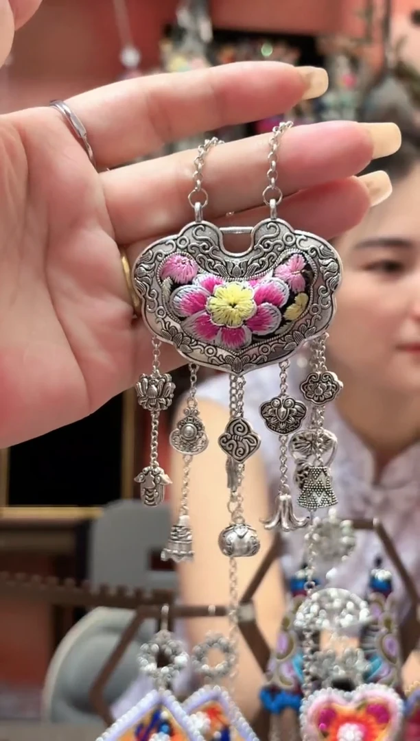 织绣云织谣民族风精美饰品 196