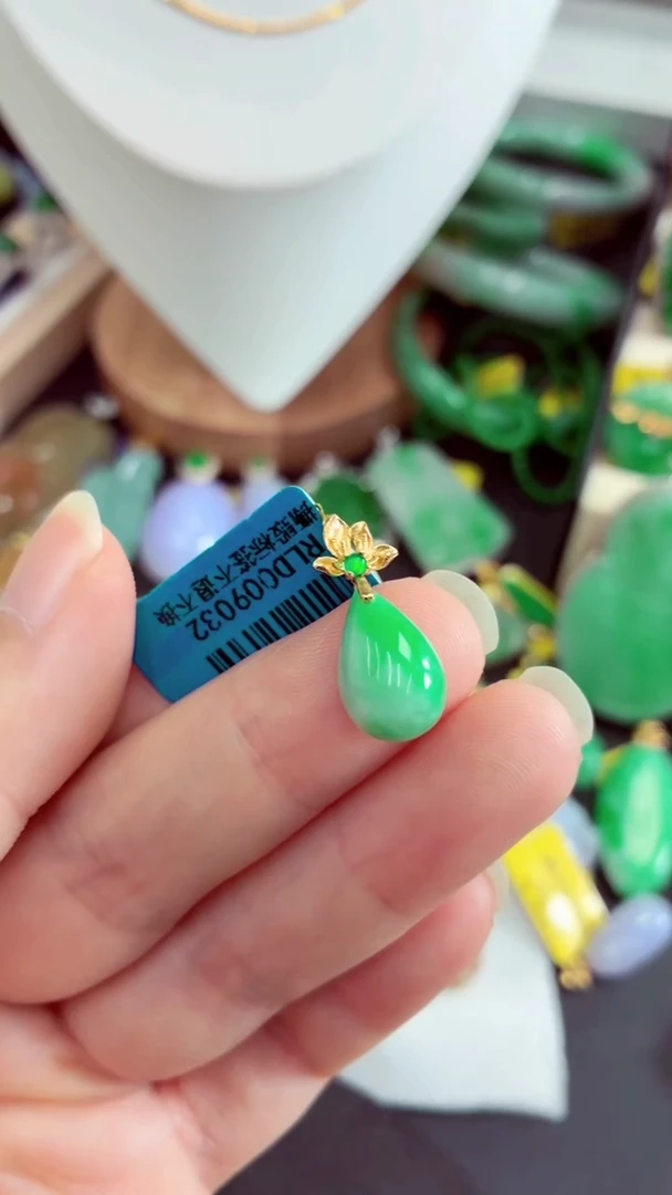 吊坠(不含链)未镶嵌翡翠挂件