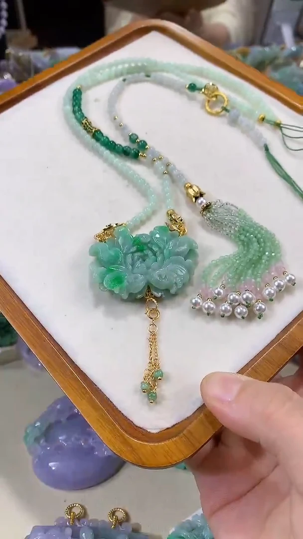 颈饰未镶嵌翡翠吊坠