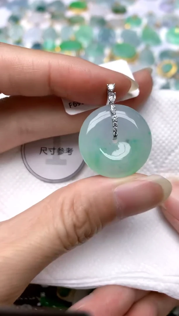 颈饰18K金镶嵌翡翠天然A货翡翠