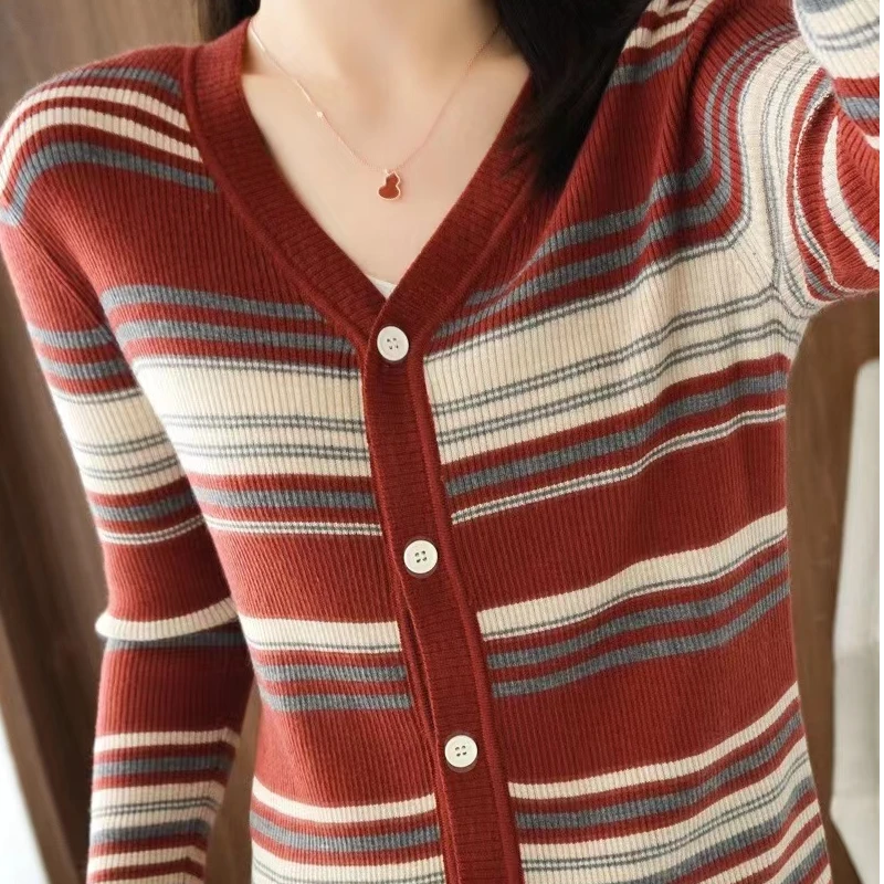 A337精纺羊毛条纹针V领开衫长袖
