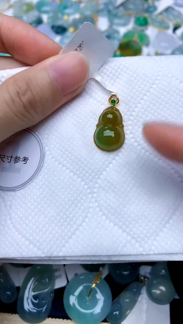 颈饰18K金镶嵌翡翠天然A货翡翠
