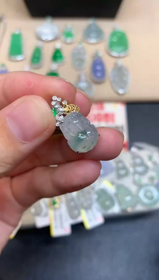 颈饰18K金镶嵌翡翠貔貅【无服务费