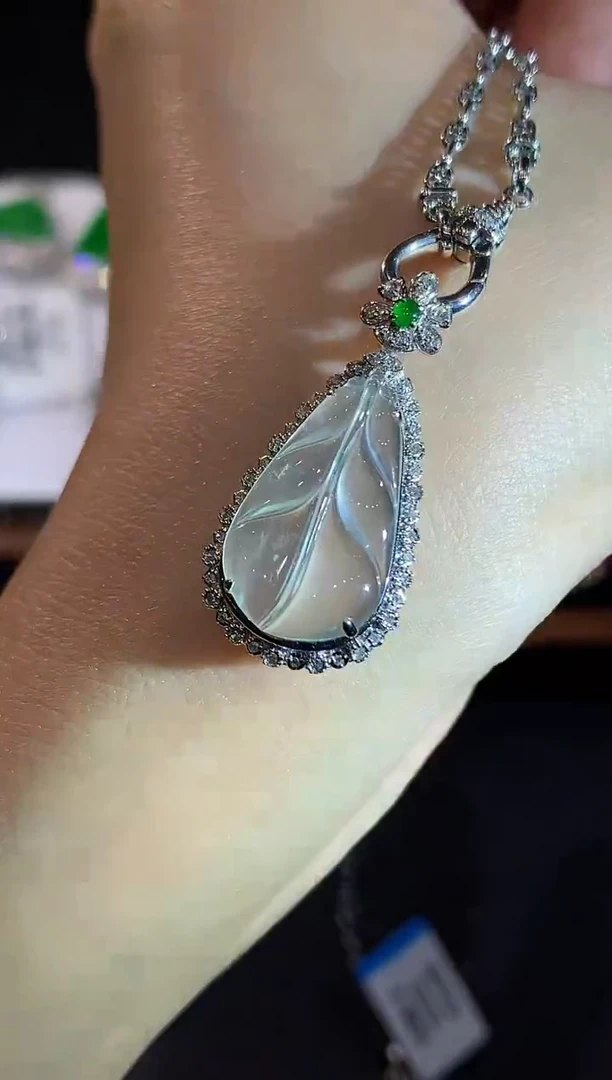 吊坠(不含链)18K金镶嵌翡翠多样性发其一