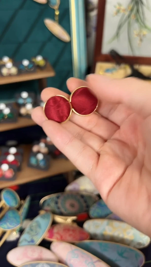 【闪购商品】【一物一拍初五发】酒红色桑波缎大耳钉一对