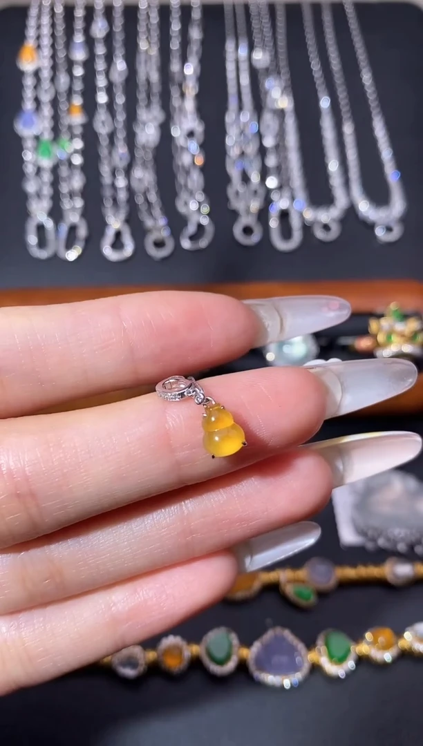 颈饰18K金镶嵌翡翠吊坠