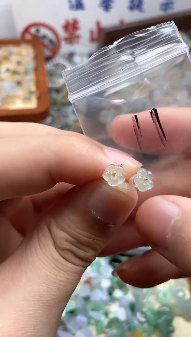 【闪购商品】翡翠颈饰未镶嵌哥哥