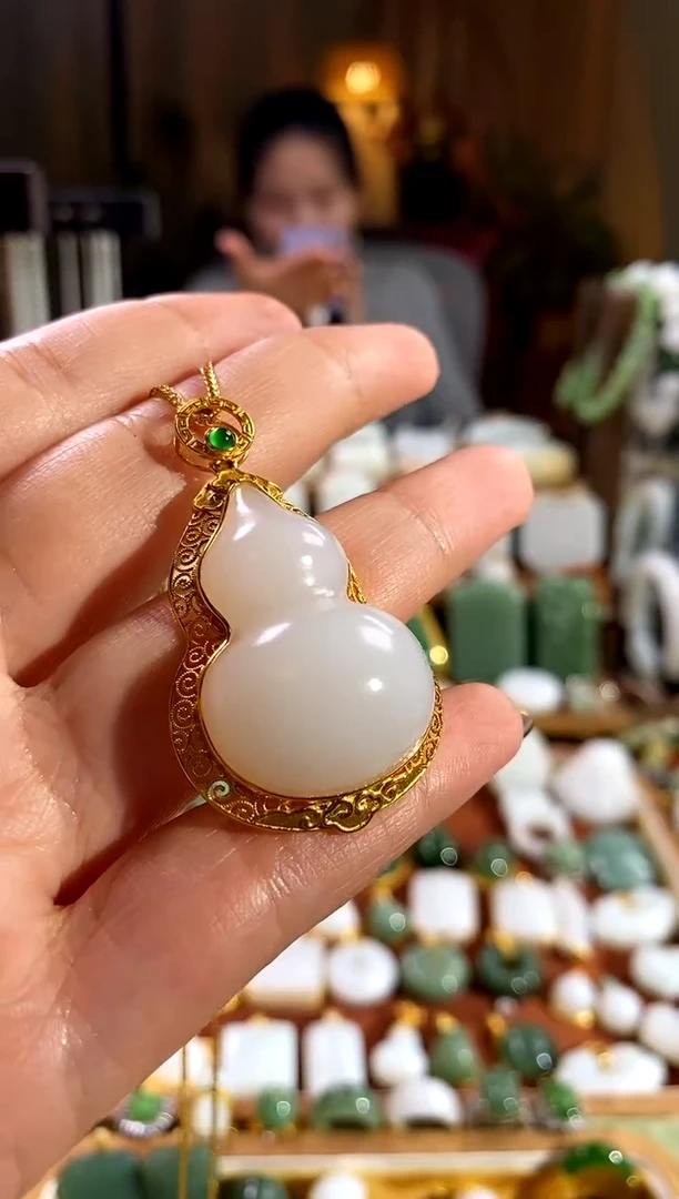 吊坠(赠链)18K金镶嵌和田玉洋**烂.