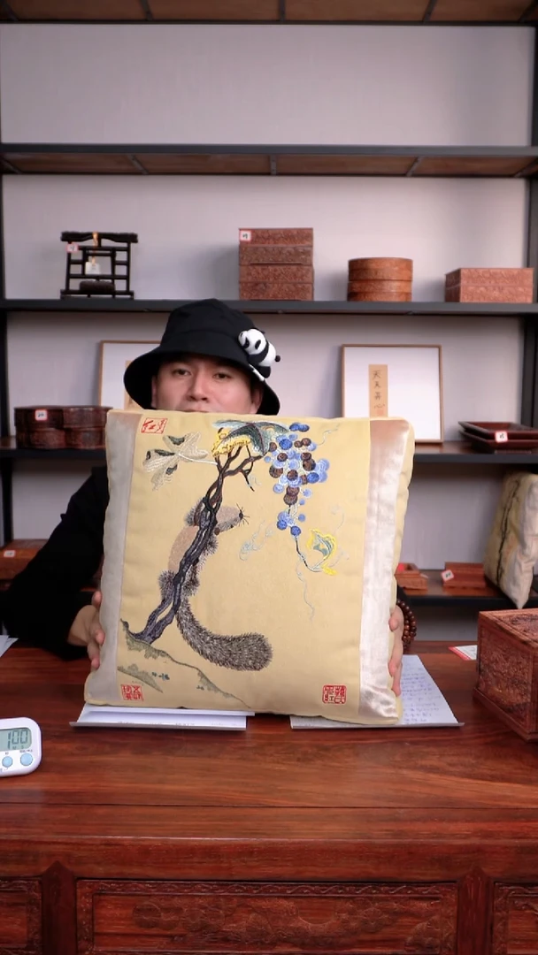 白*?BZ126B1M82松鼠图抱枕