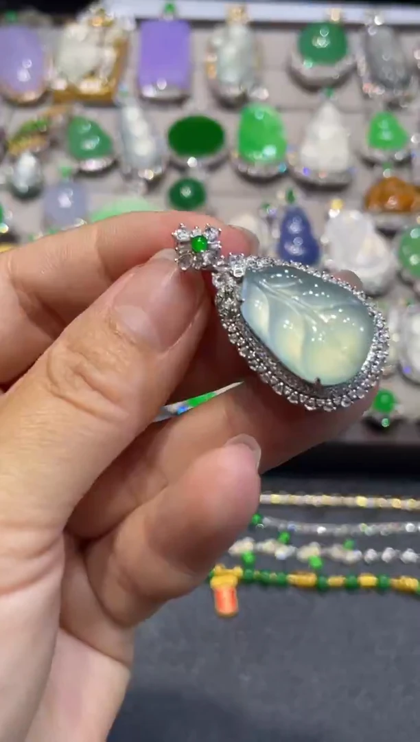 翡翠18K金镶嵌颈饰翡翠