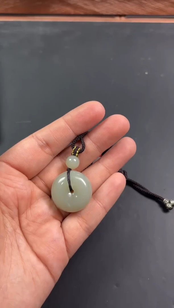 【闪购商品】和田玉吊坠(赠链)未镶嵌且末微色差近矿