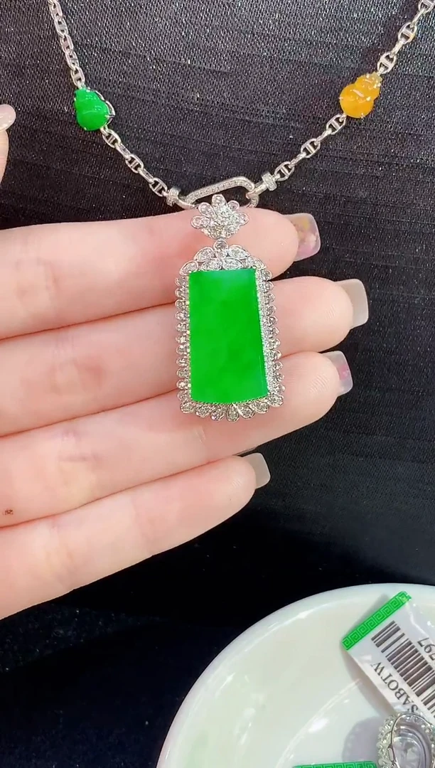 吊坠(不含链)18K金镶嵌翡翠多样性发其一