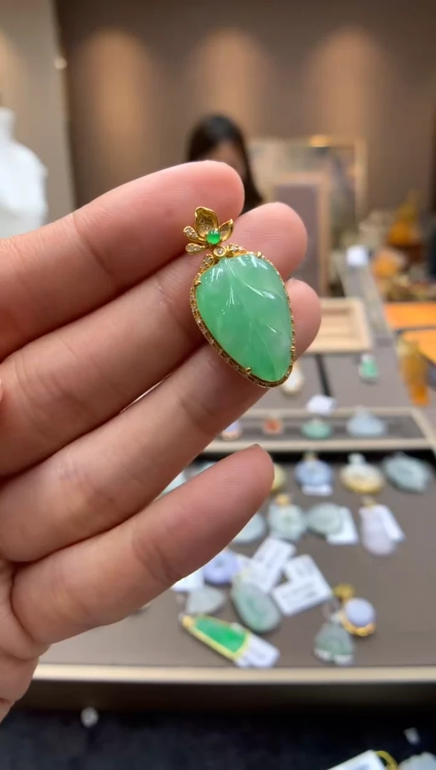 翡翠18K金镶嵌颈饰如意