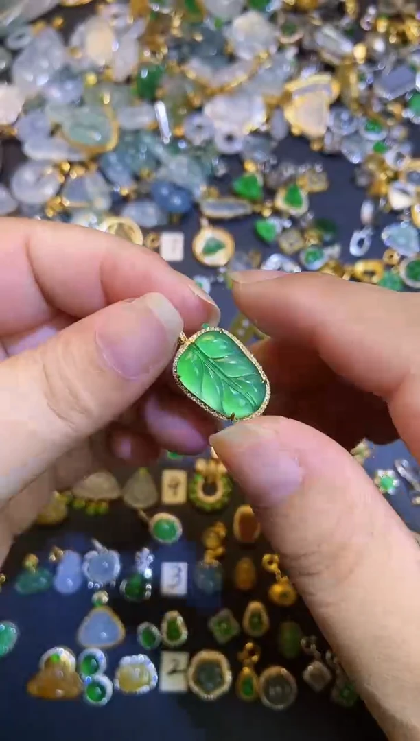 翡翠18K金镶嵌吊坠(不含链)1