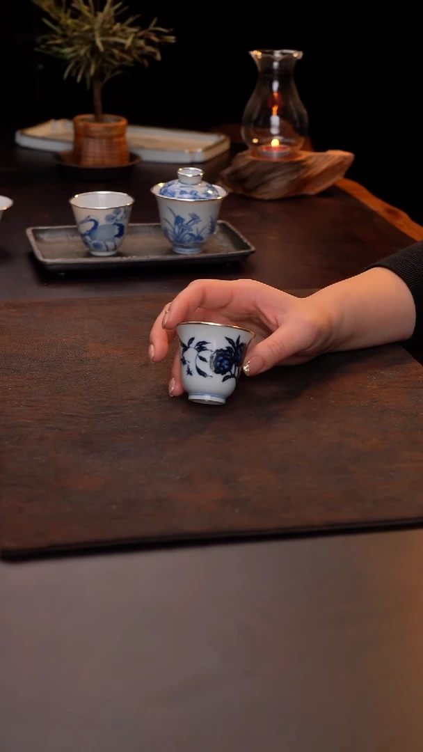 景德镇仿明青花手绘山茶花主人杯