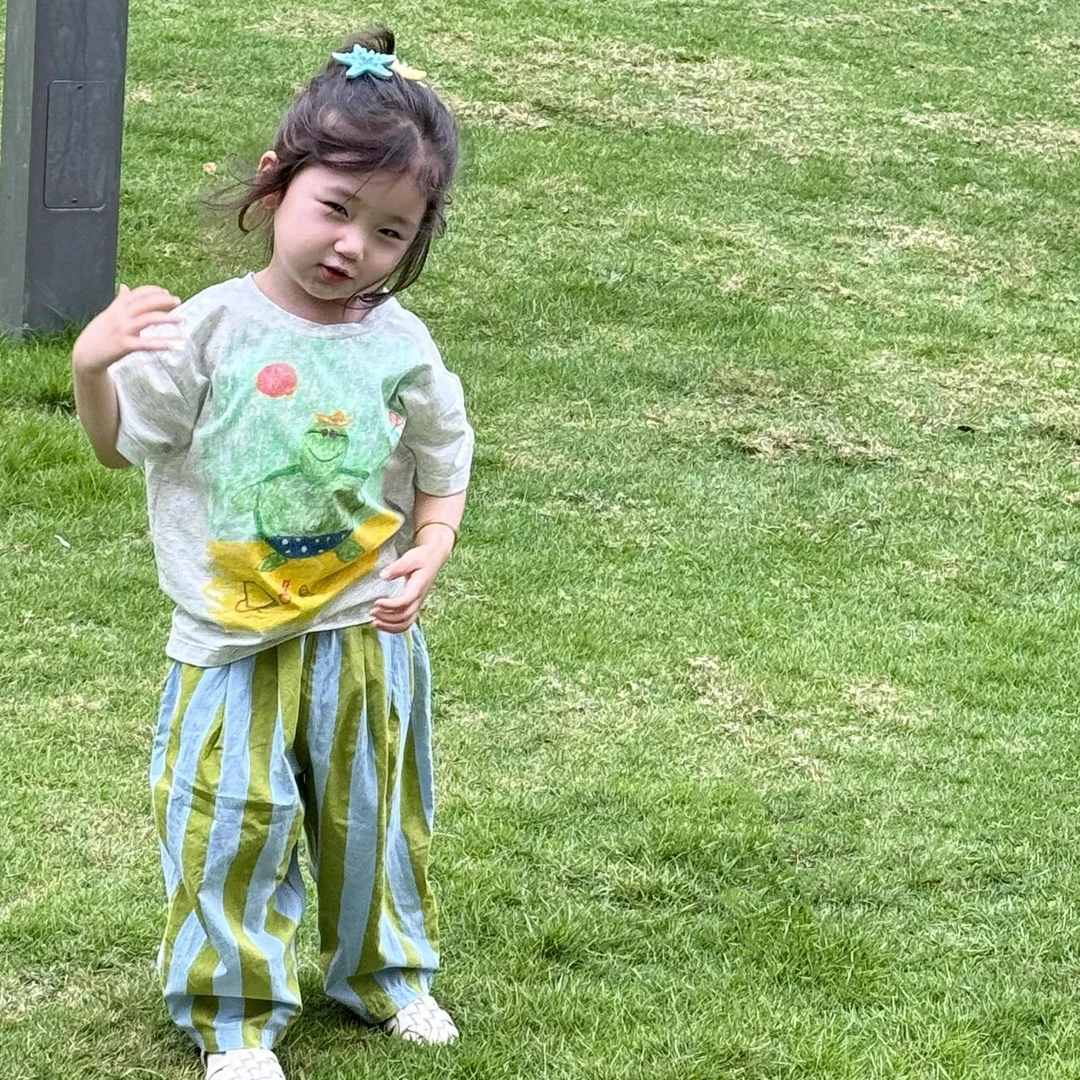 《小思家》女童2025年夏季新款小清新涂鸦上衣绿色条纹裤套装