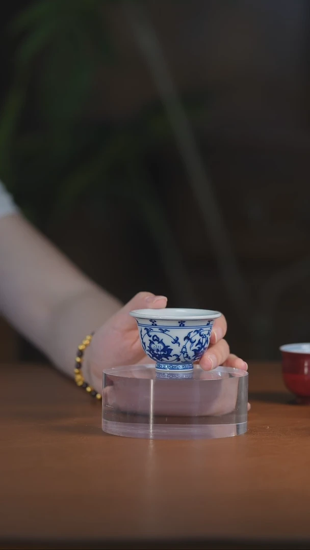 青花缠枝莲小压手杯