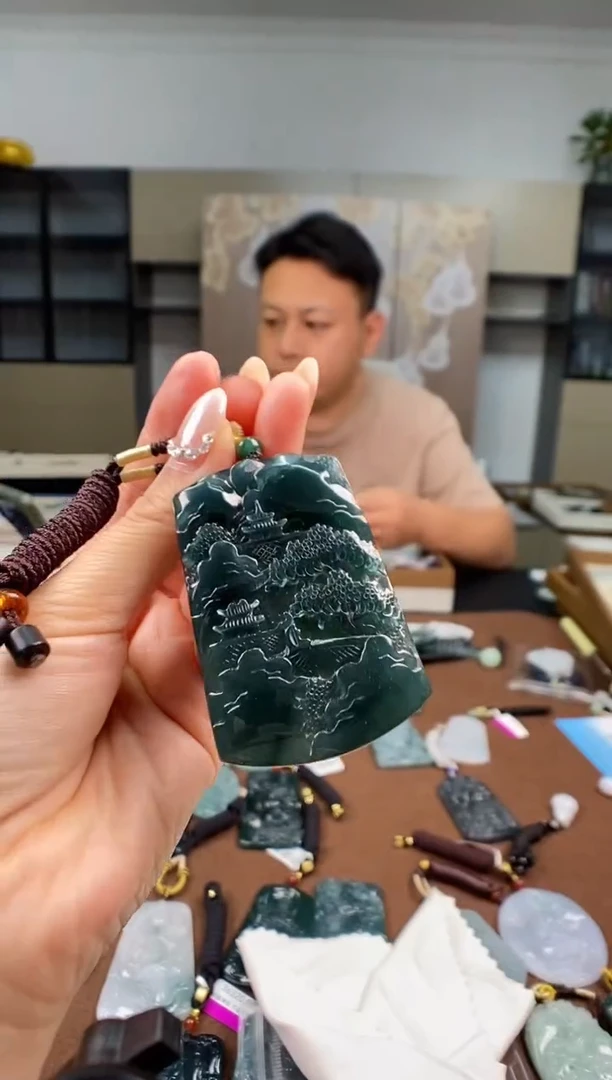 颈饰未镶嵌翡翠 多样性发其一