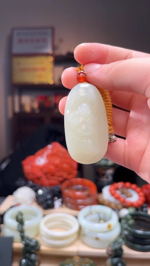 颈饰未镶嵌和田玉吊坠