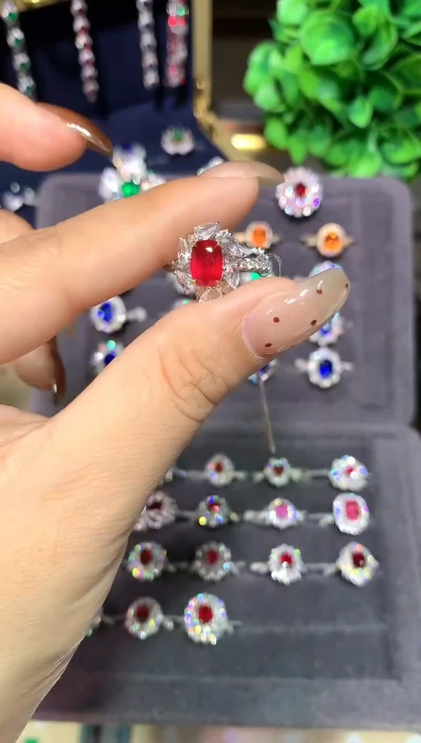 18K金镶嵌戒指红宝石2.02ct
