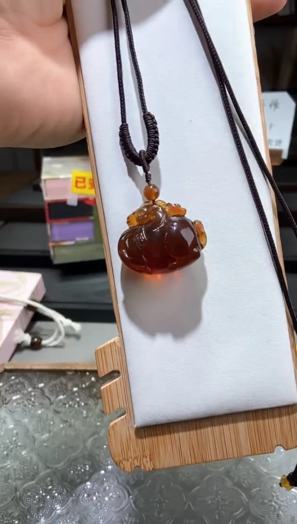 琥珀颈饰未镶嵌棕红珀唐马