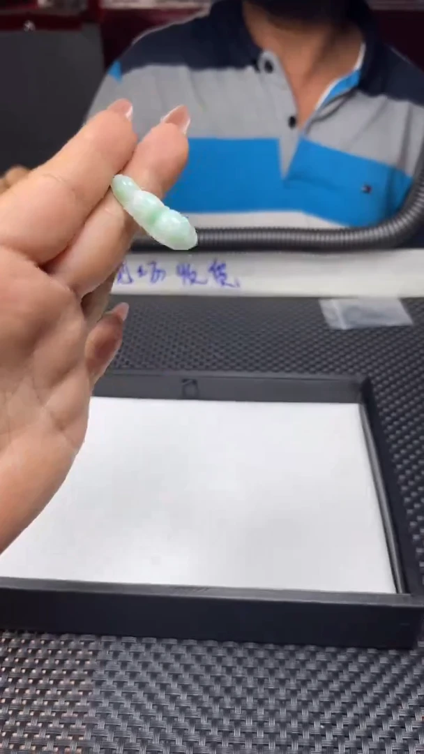 翡翠挂件未镶嵌95