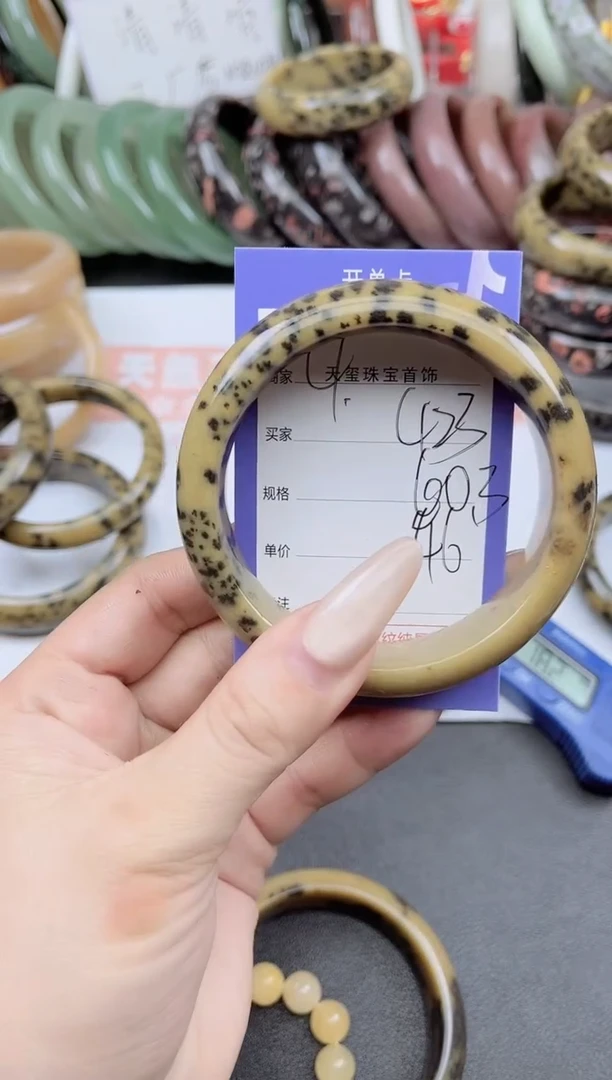 未镶嵌手镯石英质玉423