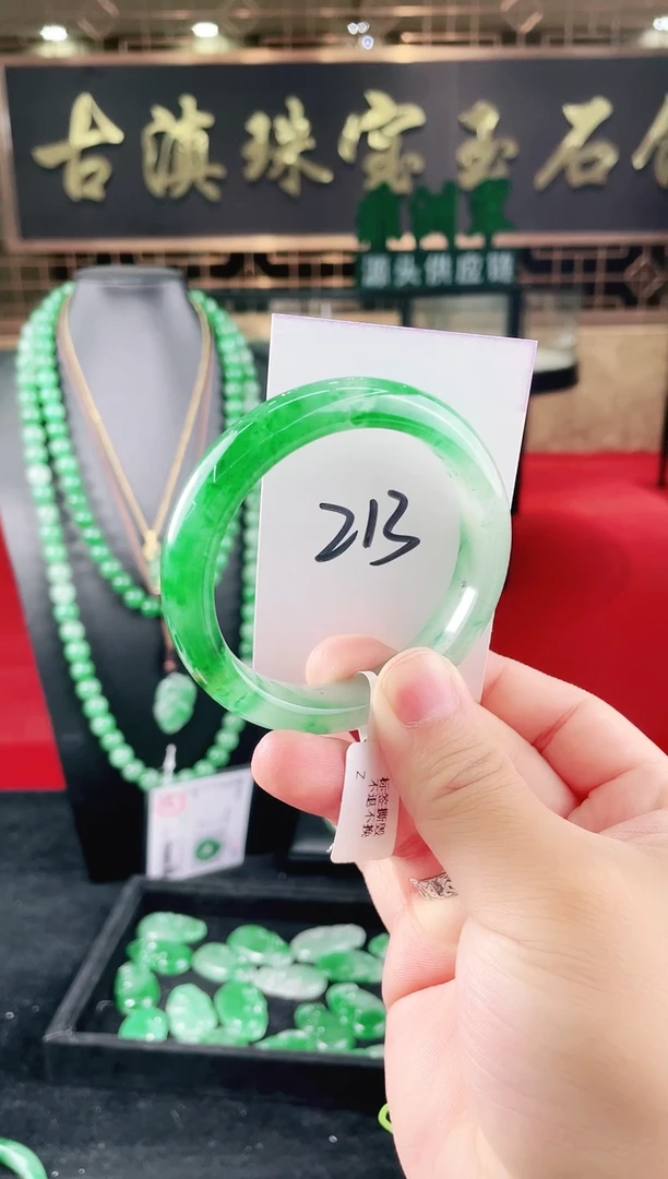 未镶嵌手镯石英质玉（非洲翠）微瑕一经发货运费不退介意勿拍