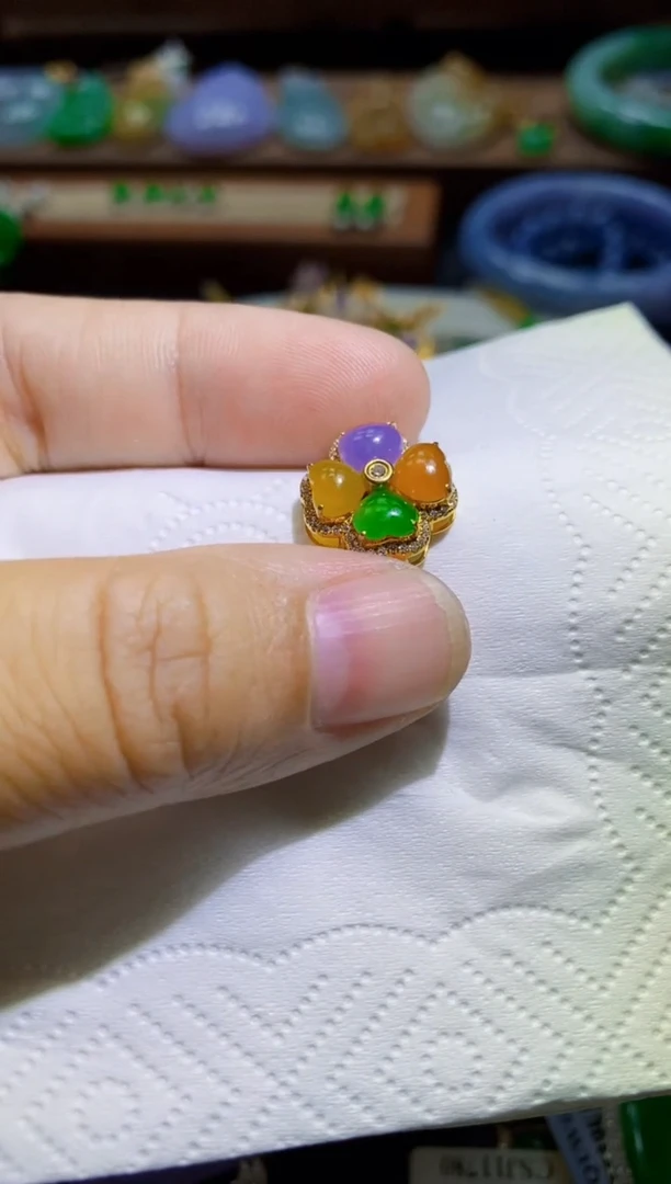 翡翠18K金镶嵌颈饰吊坠