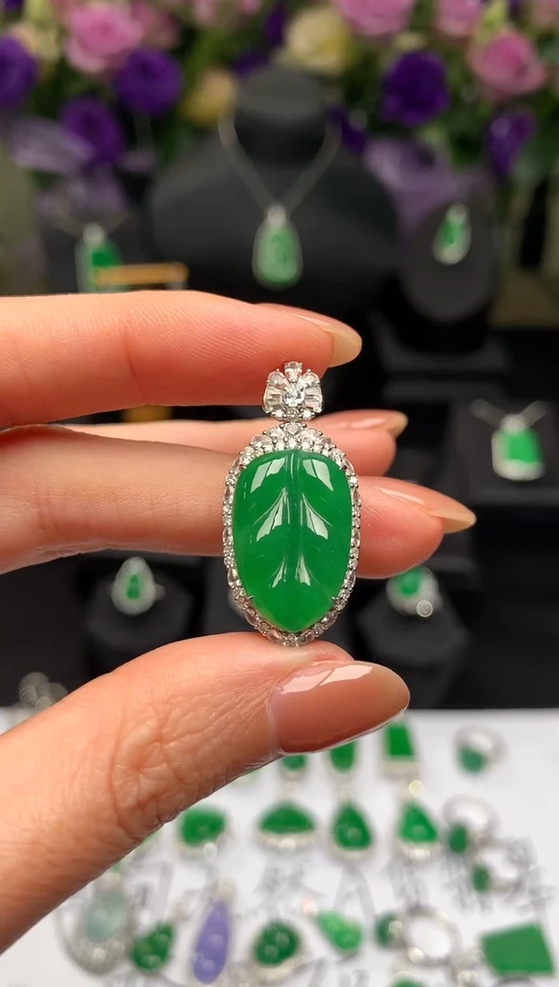 颈饰18K金镶嵌翡翠叶子