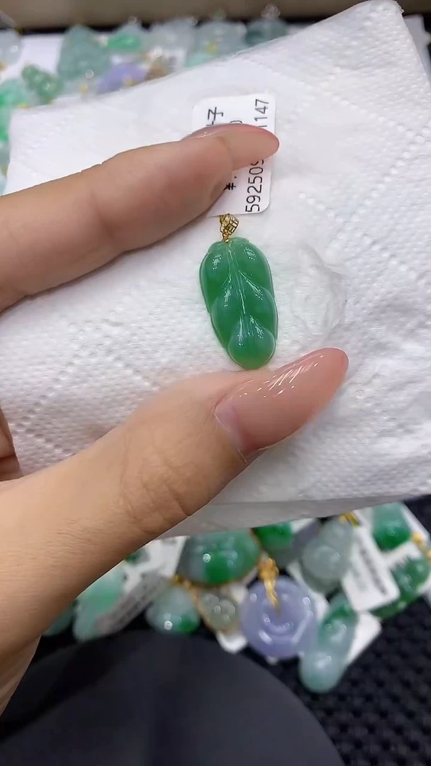 颈饰18K金镶嵌翡翠1