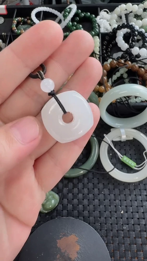 和田玉未镶嵌颈饰扣