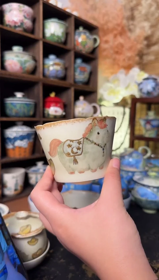 观山描金粉色小马手握杯