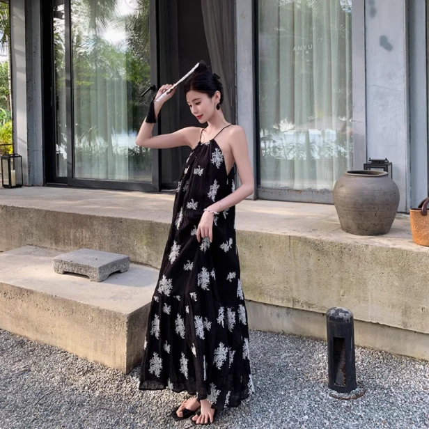 设计感复古小众黑色绣花吊带长裙无袖挂脖超仙大摆海边度假连衣裙