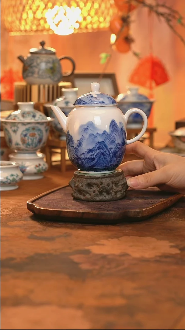 青花碧水青山美人壶