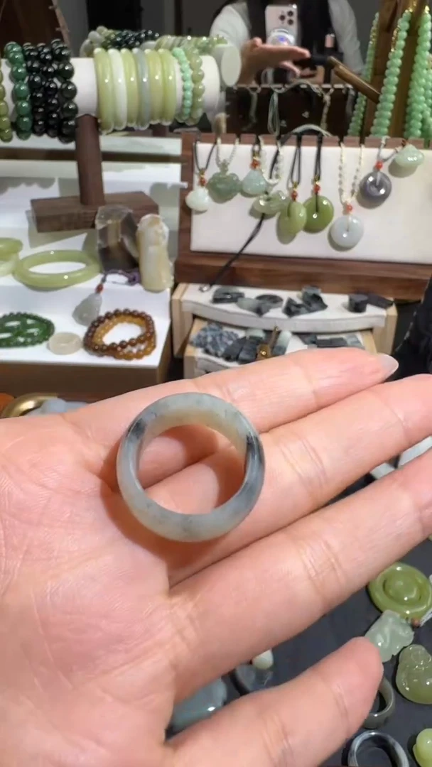 未镶嵌戒指和田玉（糖玉）戒指